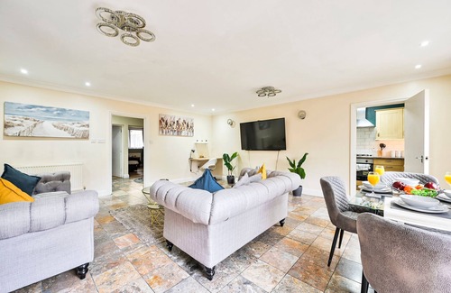 Forest Gate Apartment | 2BR Contractor Stay | WiFi, Parking | 15% Monthly
