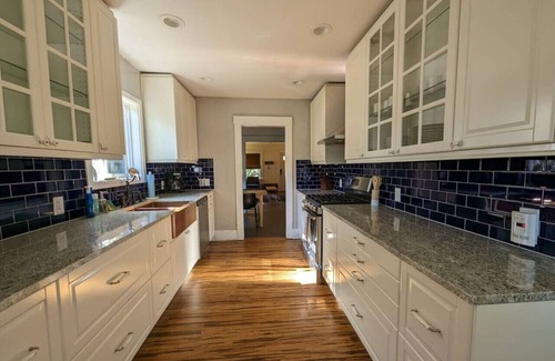 Phinney Ridge House | 2BR Craftsmen Greenlake Home + Backyard + Firepit
