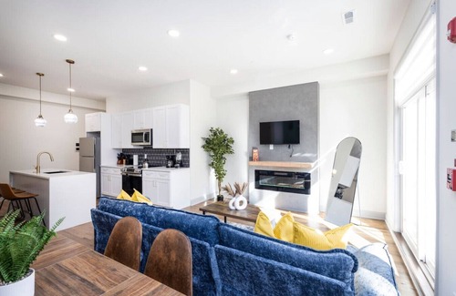 North Philadelphia West Apartment | 2BR | Fairmount Park | 10 mins to DT | Sleeps 10!