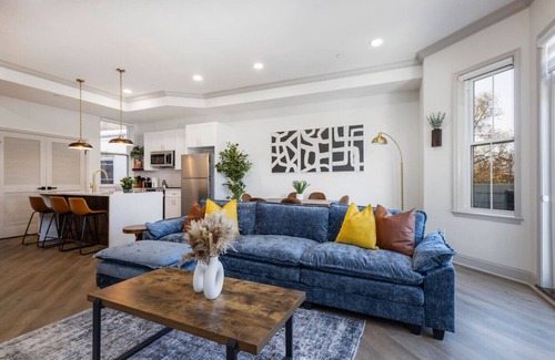 North Philadelphia West Apartment | 2BR | Fairmount Park | 10 mins to DT | Sleeps 8!