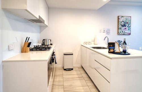 Newstead Apartment | 2BR Food Drink Hub Pool 2 Cars Gym Rooftop