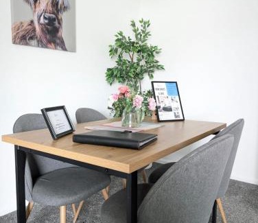Doncaster Apartment | 2BR-Gayton Apt-FREE Parking-WiFi-Full Kitchen-Workers