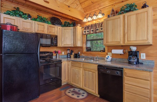 Caton Cabin | 2BR, Hot tub, games, free attraction tickets!
