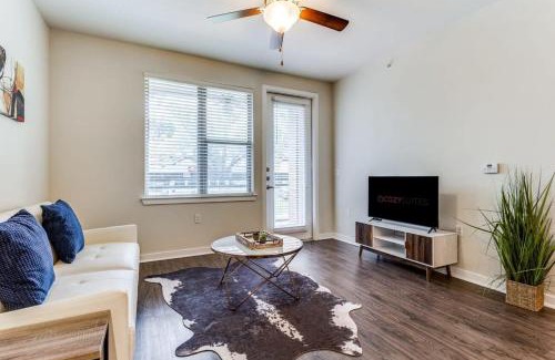 West Congress Apartment | 2BR Modern SoCo CozySuites w 2 Pools #06
