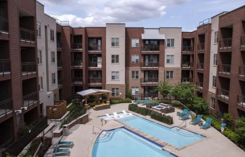 West Congress Apartment | 2BR Modern SoCo CozySuites w 2 Pools #06