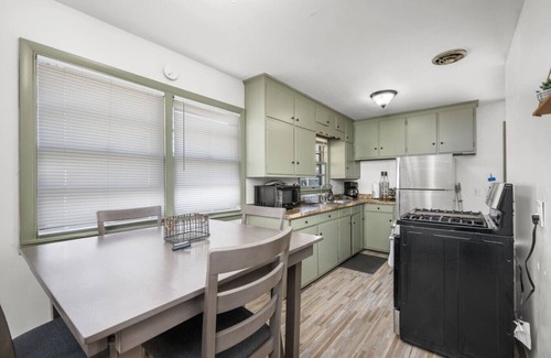 Davenport House | 2BR Quiet Home *Pet-Friendly* w/Outdoor Firepit