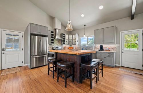 Fredericksburg House | 2BR Retreat-Pickleball-Hot Tub-Dog Friendly