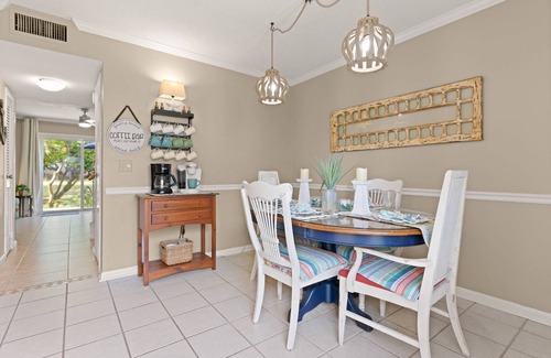 Saint Simons Island House | 2BR Townhome w/Comm Pool | Patio | Grills | Stocked Kitchen | King Bed