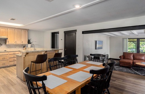 Mead House | 2Kings 2Doubles - Boat Dock in Cozy Cove PetsAsk