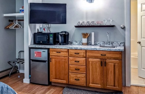 Ludlow Condo | 2nd-floor downtown Ludlow studio condo with kitchenette, streaming