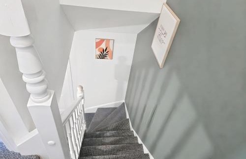 Bilston Apartment | 2ndHomeStays- Bilston- Contractors Friendly Townhouse