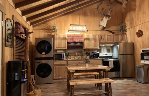 New Rumley Cabin | 2Q Cabin near Leesville Lake ~Pets welcome~