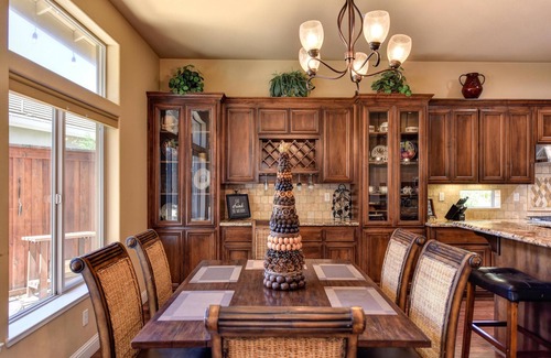 Roseville House | 3,000sqft oasis with pool/spa/vegetable garden. Great location!