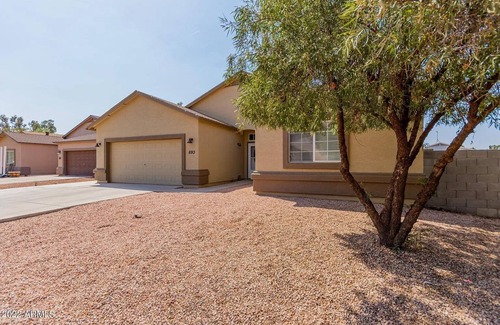 Eleven Mile Corner House | 3/2 Home in Peaceful Neighborhood close to Golf, Nature, Skydiving Pet-Friendly