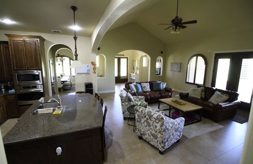 Briggs Ranch Villa | 3/3 Luxury Home Near LACKLAND/SEA WORLD/ALAMO/Downtown and Golf Courses/