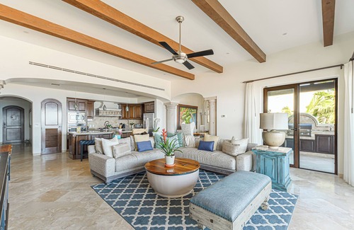Buzzards Condo | 3 BD Oceanview Penthouse with infinity pool and jacuzzi