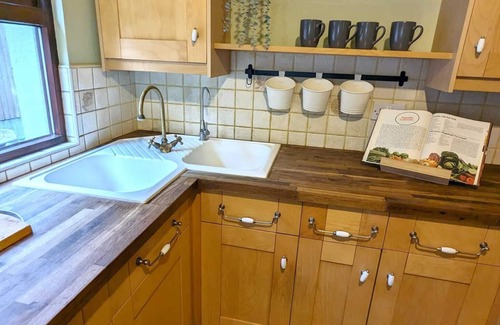 Braintree House | 3-bed 1-bath | Sleeps 7 | Parking | Wi-Fi