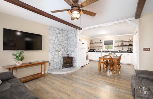 Steelville Cabin | 3 Bed 2 Bath Cabin on 300 acre Cattle Farm with Hot Tub and Private River Access