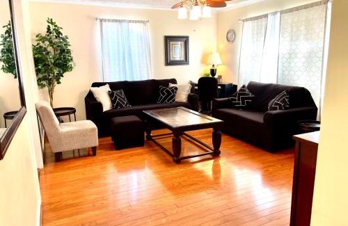 Havelock House | 3 Bed 2 Bath House, Quiet & downtown Smart TVs in all rooms, Whole house to yourself