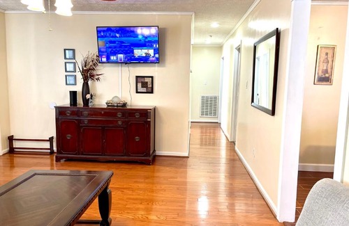 Havelock House | 3 Bed 2 Bath House, Quiet & downtown Smart TVs in all rooms, Whole house to yourself