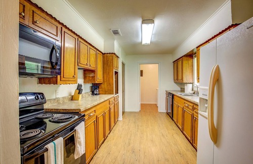 Commerce House | 3 bed 2 bath near the College