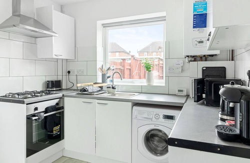 Bramcote House | 3 bed|2 bath|parking|internet|self check in|M1|QMC| UoN|Wollaton|Nottingham