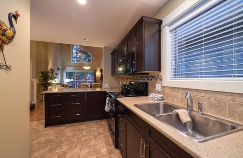 Regional District of Nanaimo Cottage | 3 bed 2 bath, Wifi, Cable, Pool/Hot Tub, BBQ, Mini Golf, Beach, license#00005785