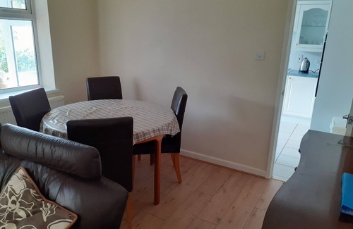 Highcliffe-on-Sea House | 3 bed bungalow with large garden. discount on selected dates for weekly bookings
