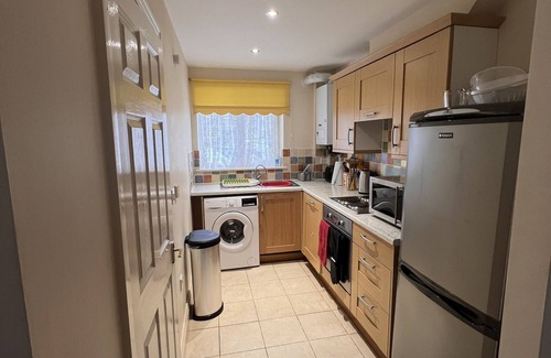 Slough House | 3 bed home Slough,private drive,near Heathrow,motorway,Legoland