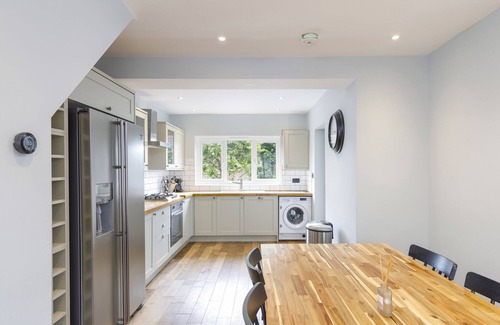 Brighton House | 3 Bed house with games room, hot tub & free parking.