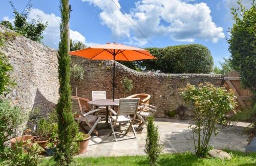 Charmouth House | 3 Bed in Charmouth 93420