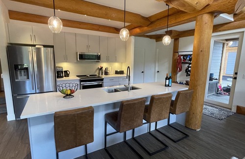 Central Okanagan Cabin | 3 Bed Luxury Chalet on the Lake w/Hot-tub - Kelowna