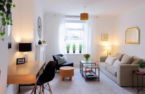 Tonypandy Apartment | 3 Bed Modern Cottage near Hiking Trails & Parks