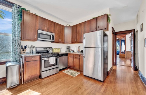 Berwyn Condo | 3 Bed Vintage Condo In Chicagolands Trendy Berwyn 3 Bedroom Condo by AllSet Turnover
