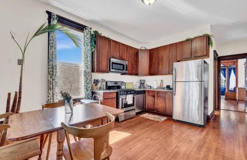 Berwyn Apartment | 3 Bed Vintage Condo in Chicagolands Trendy Berwyn condo