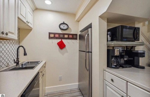 Mancelona House | 3 bedrm 2 bath Sleeps 8! Close to Torch Lake, Lake Bellaire Boat parking, pool