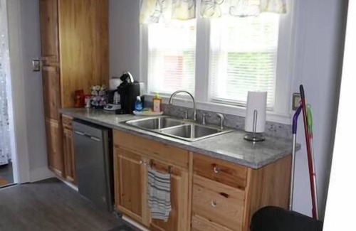 Athens House | 3 Bedroom, 2 Bath, Porch, FREE Wi-Fi, Washer/Dryer