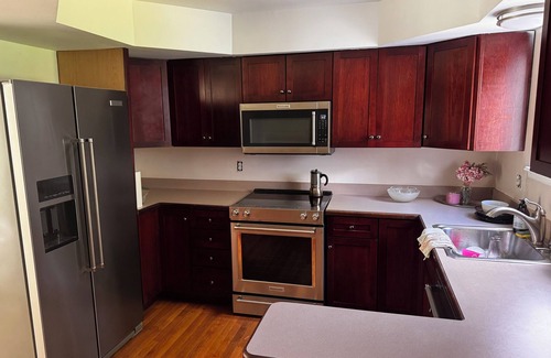 Mitchell House | 3 Bedroom 2 Bath, quiet and close to everything