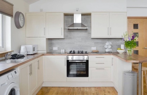 Fintry House | 3 bedroom 2 bathroom Clyde lodge with hottub and excellent views