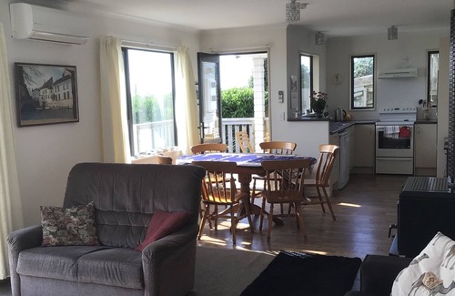 Bluff House | 3 bedroom 2 bathroom north-facing house with sea views