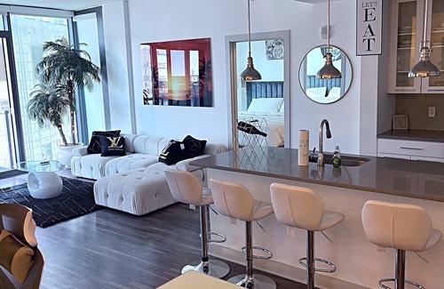 North Buckhead Apartment | 3-bedroom 3 bath Penthouse in superb Atlanta with fitness room, pool Lennox mall