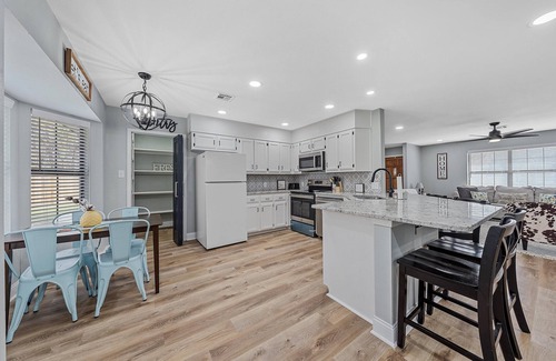 Woodway House | 3 Bedroom/3 Bathroom Home in Waco - Hammock, Firepit, Spacious Layout