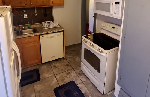 Detroit House | 3 BEDROOM, 3 FULL BATHROOM BUNGALOW HOUSE
