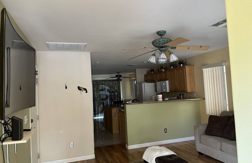 Sunrise Manor House | 3 bedroom 4beds 2.5 bath 10 min to Downtown 15 to Strip!