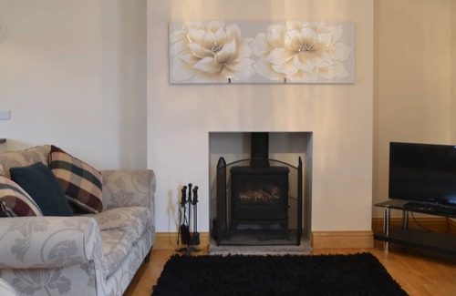 Lockerbie Cottage | 3 bedroom accommodation in Hangingshaw, near Lockerbie