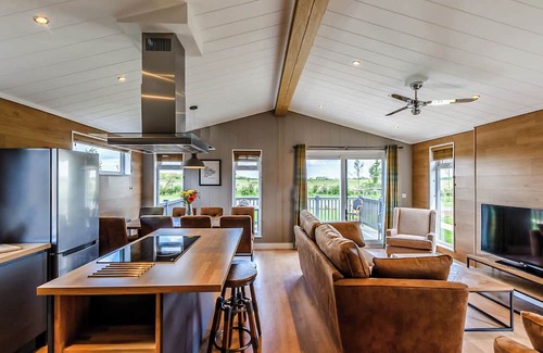 Saintbury Ski Chalet | 3 bedroom accommodation in Snitterfield, Stratford Upon Avon