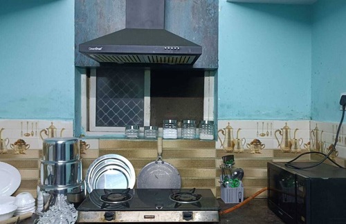 Hyderabad Apartment | 3-bedroom apartment in charming Hyderabad with WiFi, AC and private parking