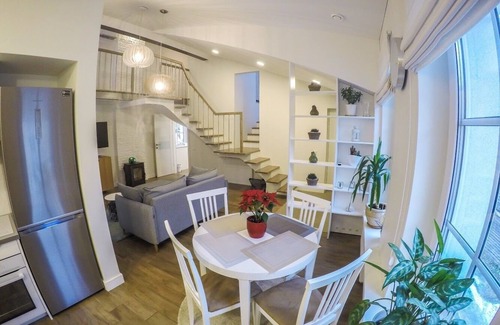 Business District House | 3 Bedroom Apartment with Fireplace in City Center