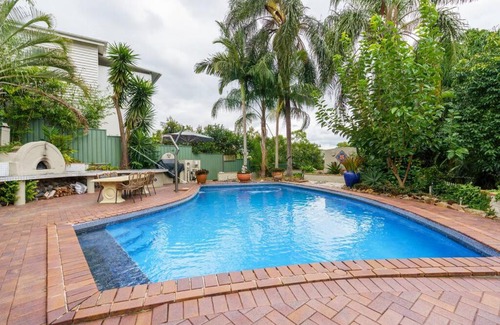 Ashgrove Apartment | 3 bedroom apartment with amazing pool close to city, mountains and amenities