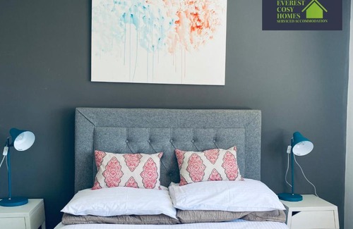 Newark upon Trent Apartment | 3 Bedroom Beautiful House by Everest Cosy Homes Nottingham with Parking & Wifi